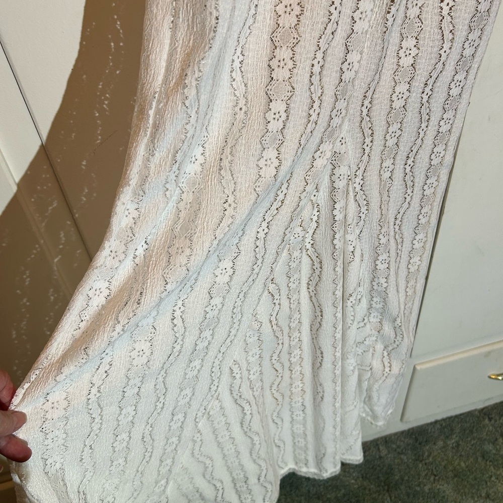 Elegant White Lace Off-Shoulder Dress - Picture 15 of 15